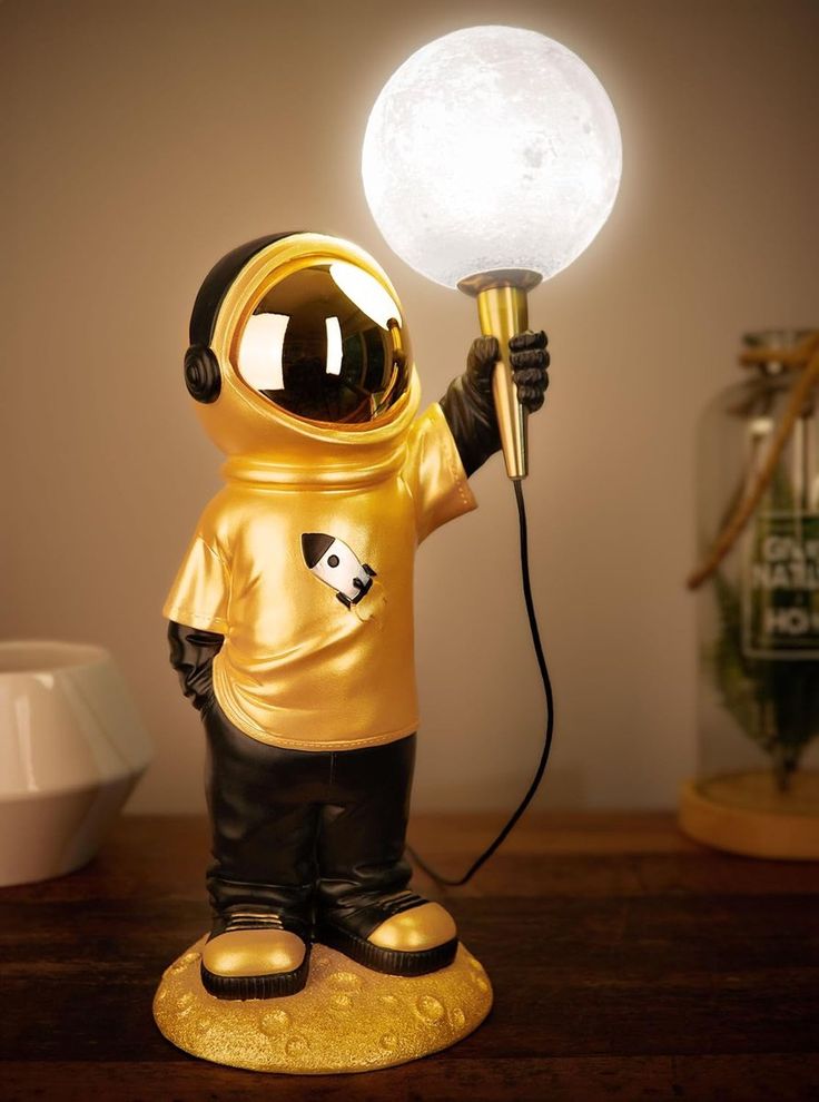 GOLD ASTRONAUT TABLE LAMP