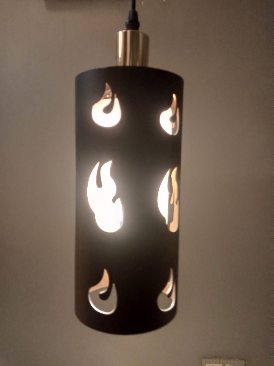 MODERN SLEEK PENDANT LIGHT